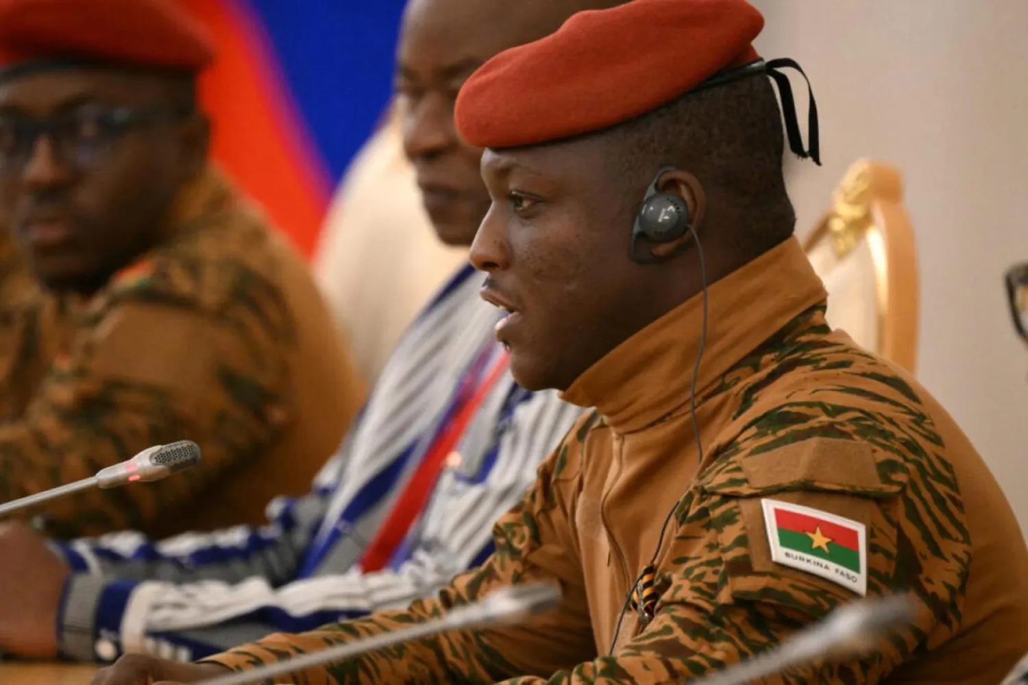 Dünyanın en genç liderlerinden birine sahip Burkina Faso, tıpkı müttefikleri Nijer ve Mali gibi, eski sömürgecileri Fransa'yla ilişkileri keserek Rusya'yla yakınlaşıyor (AFP)
