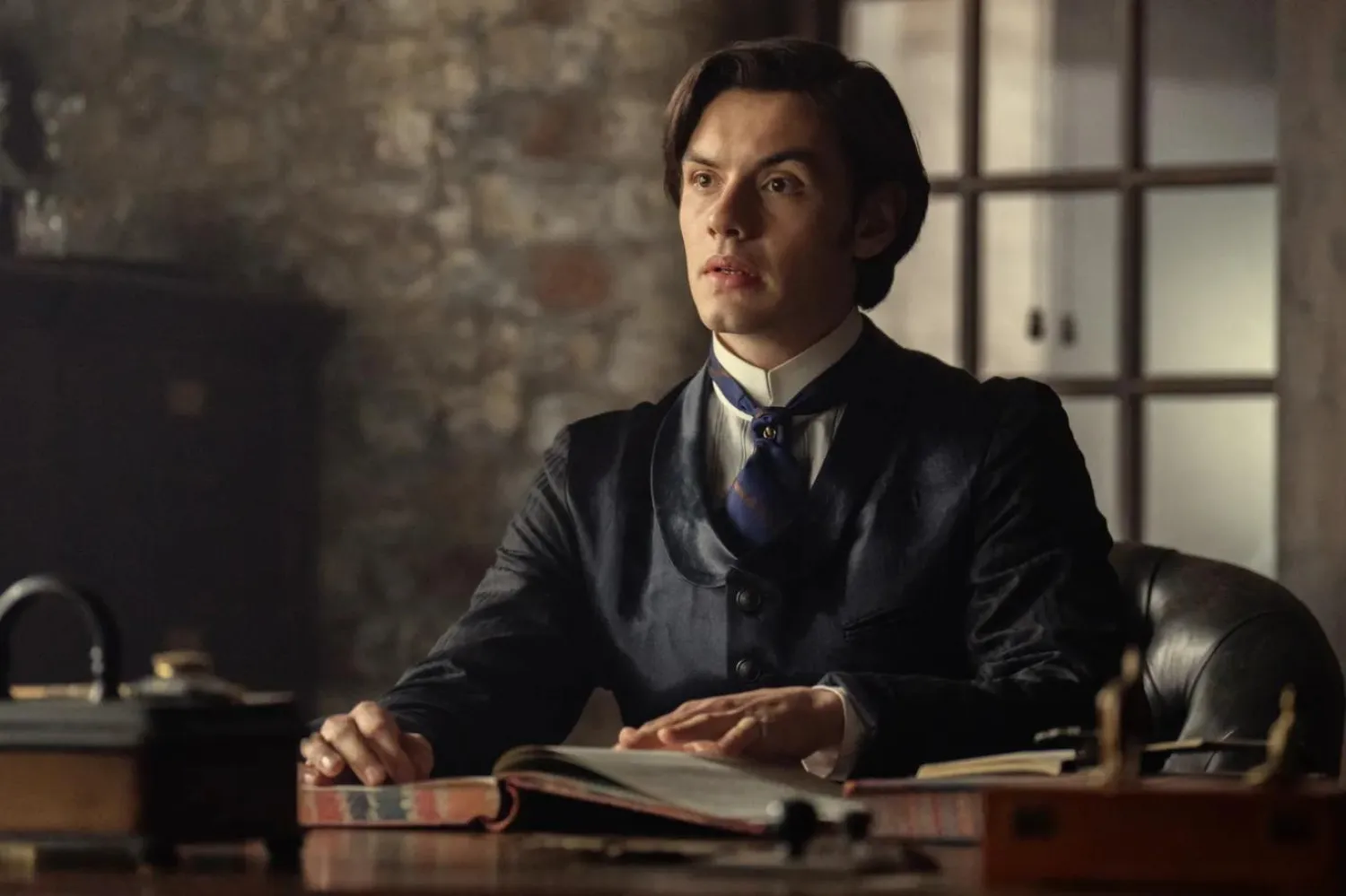 22 yaşındaki Louis Partridge; Pistol, Disclaimer ve Argylle: Gizli Casus (Argylle) gibi yapımlarla da tanınıyor (Netflix)