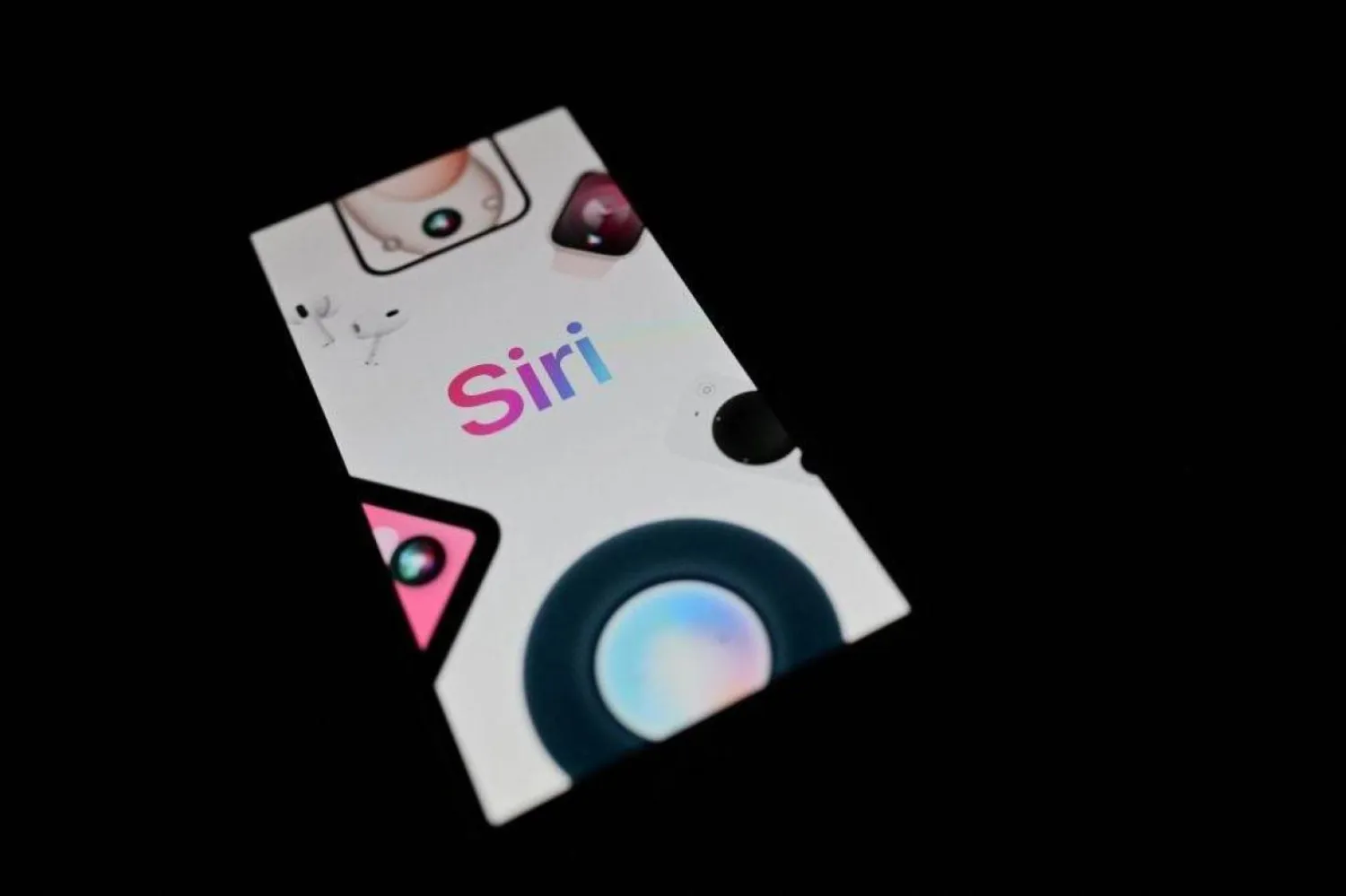 Apple'ın geliştirdiği dijital asistan Siri, 14 Şubat 2025'te Fransa'nın güneybatısındaki Bordeaux kentinde bir akıllı telefon ekranında görülüyor (AFP)