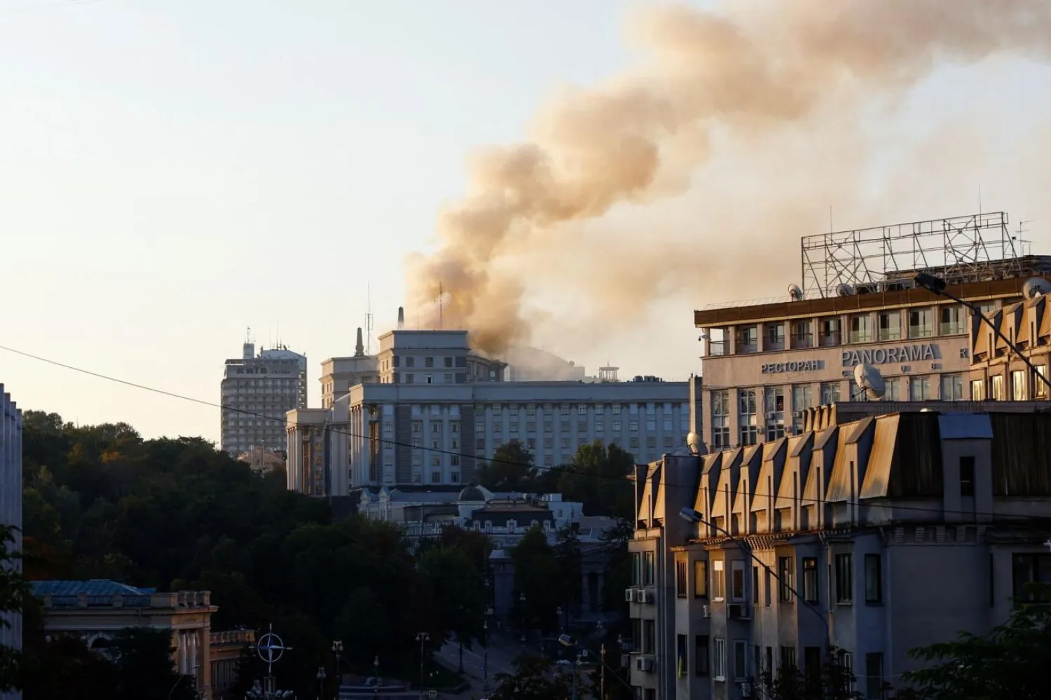 Kiev'deki hükümet binalarını vurmaktan kaçınan Moskova'nın Ukrayna Bakanlar Kurulu toplantılarının düzenlendiği yapıyı kasten hedef alıp almadığı henüz net değil (Reuters)