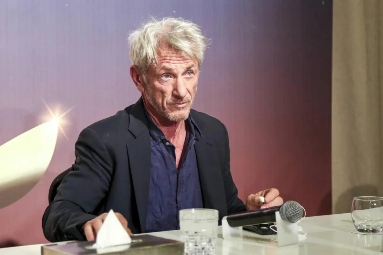  Sean Penn, Vladimir Putin'le 2001'deki ilk görüşmelerinde babalık hakkında konuştuklarını söyledi (AP)