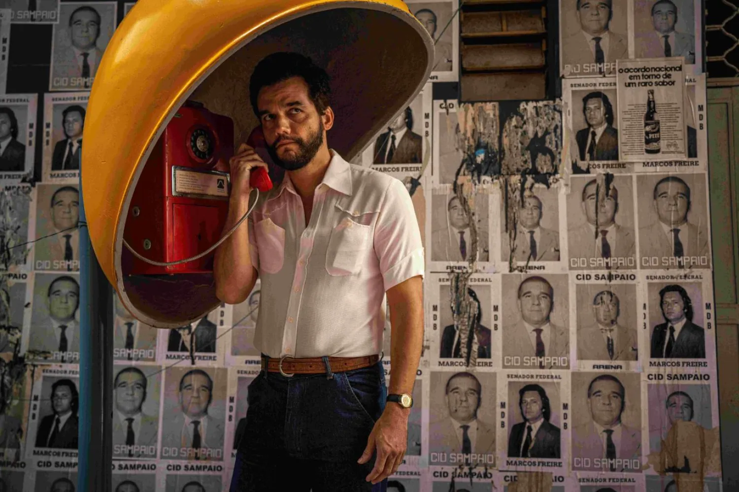 Brezilya'nın en tanınmış oyuncularından Wagner Moura, The Secret Agent'ta askeri diktanın peşini bırakmadığı rejim muhalifi Marcelo'ya hayat veriyor (Neon/Mubi)