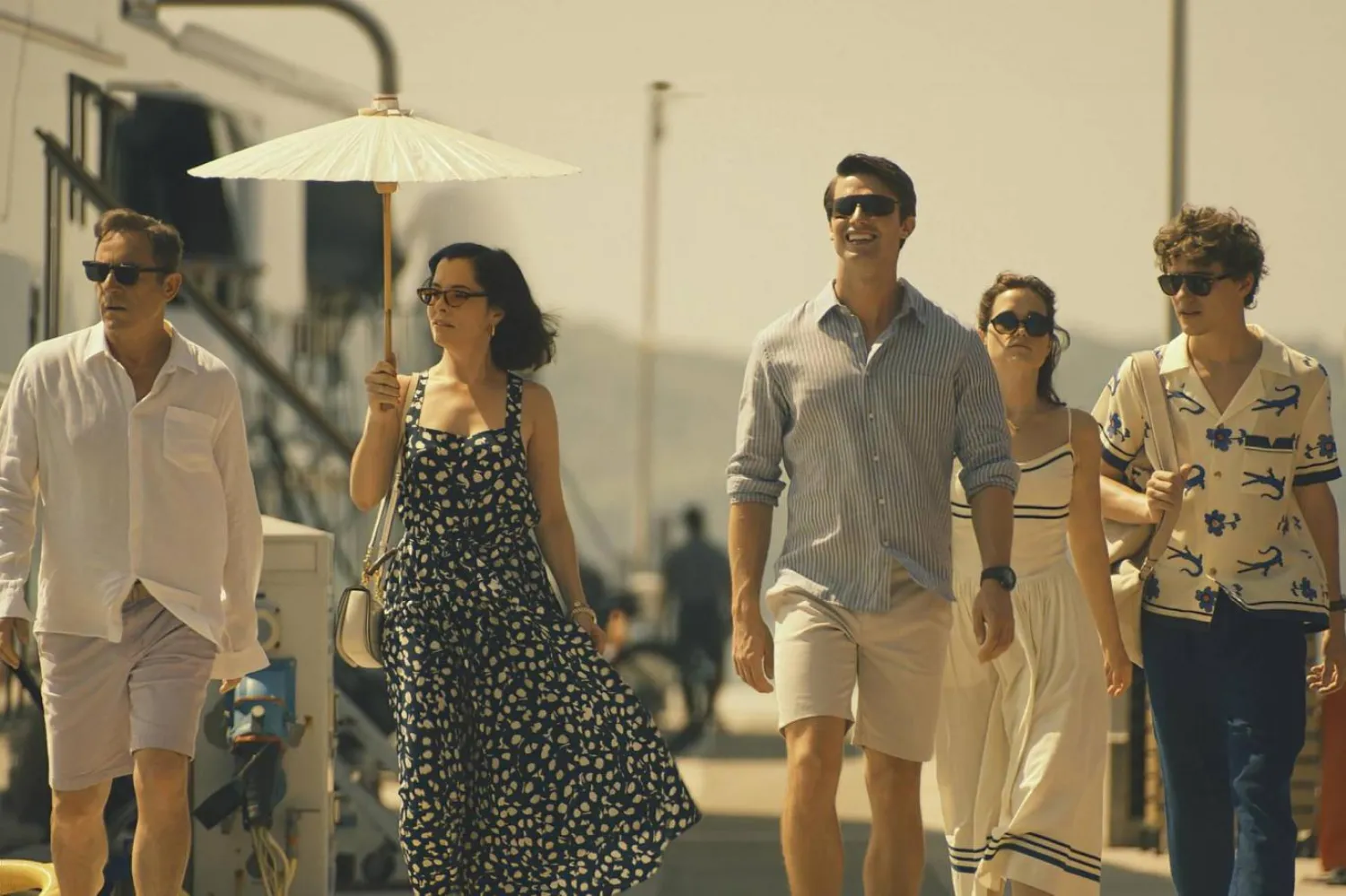 The White Lotus'un yıldızları Parker Posey ve Jason Isaacs, dizinin 4. sezonunun Güney Fransa'da çekileceğini doğruladı (HBO)