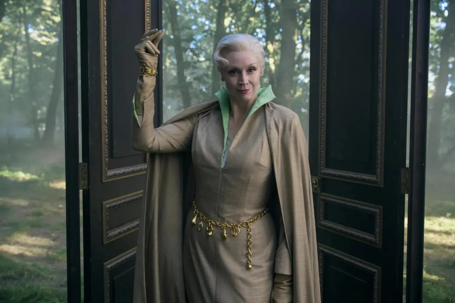 Game of Thrones'la tanınan 46 yaşındaki Gwendoline Christie, Nevermore Akademisi'nin müdürü Larissa Weems rolünde izleyici karşısına çıkıyor (Netflix)