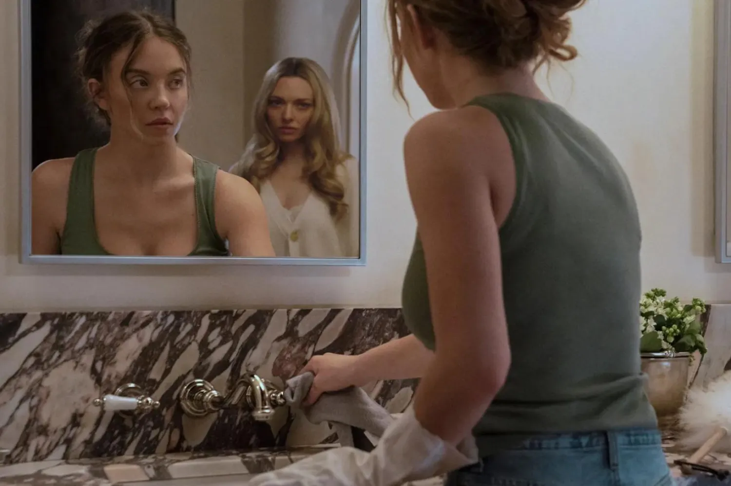 Hizmetçi Millie rolündeki Sydney Sweeney'ye (önde) Nina'yı canlandıran Oscar adayı Amanda Seyfried (arkada) eşlik ediyor (Lionsgate)