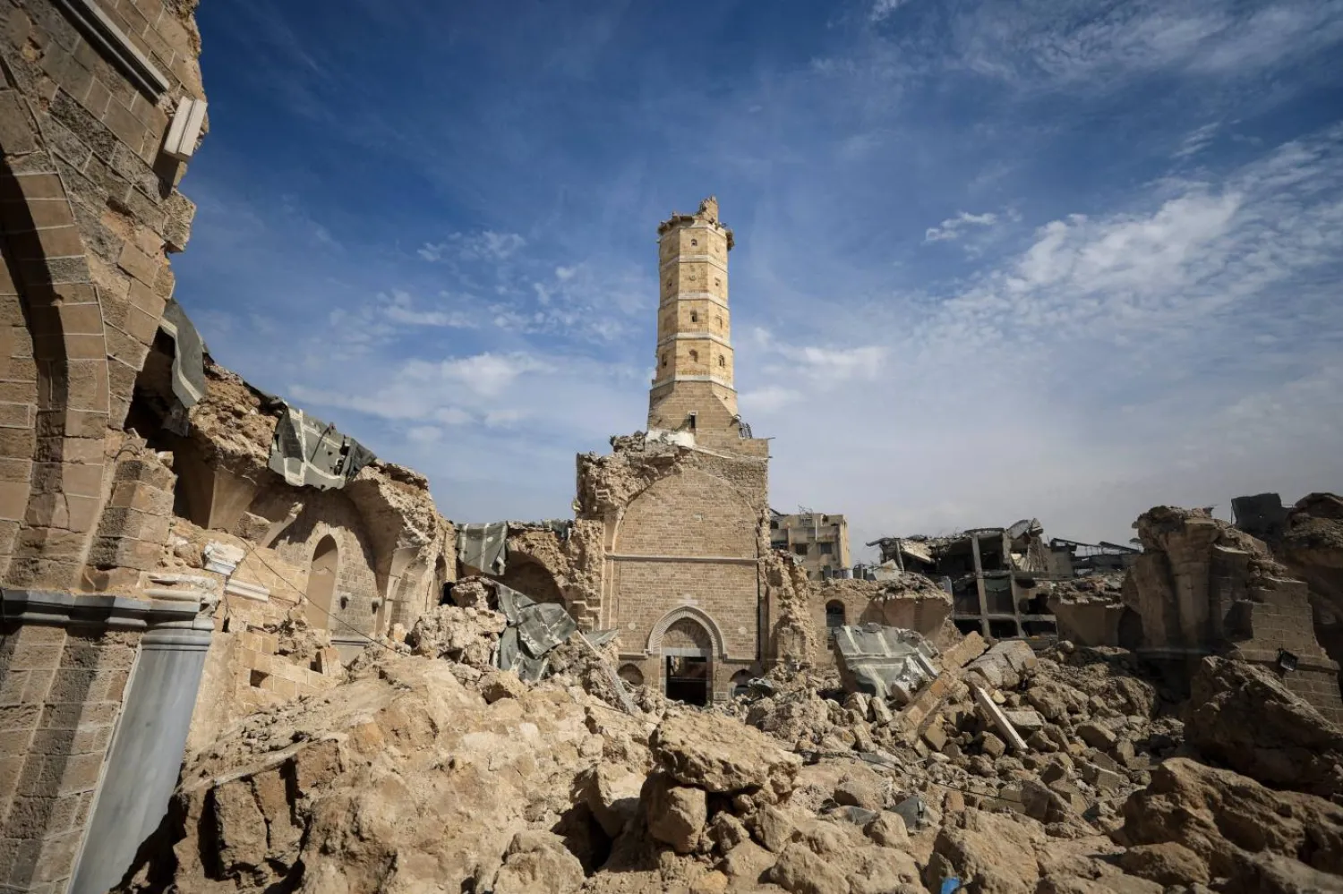 Gazze Ulu Camii, İsrail ordusunun bombardımanında ağır hasar almıştı (Reuters)