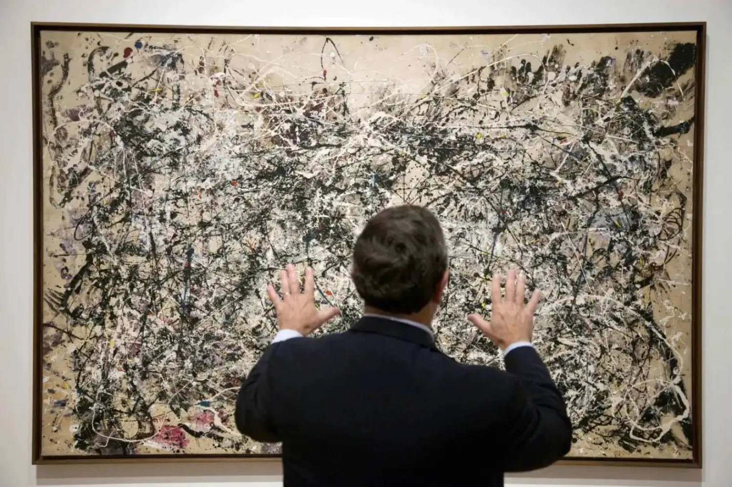 Jackson Pollock'un Number 1A, 1948 adlı eseri New York'taki Modern Sanat Müzesi'nde sergileniyor (AP)