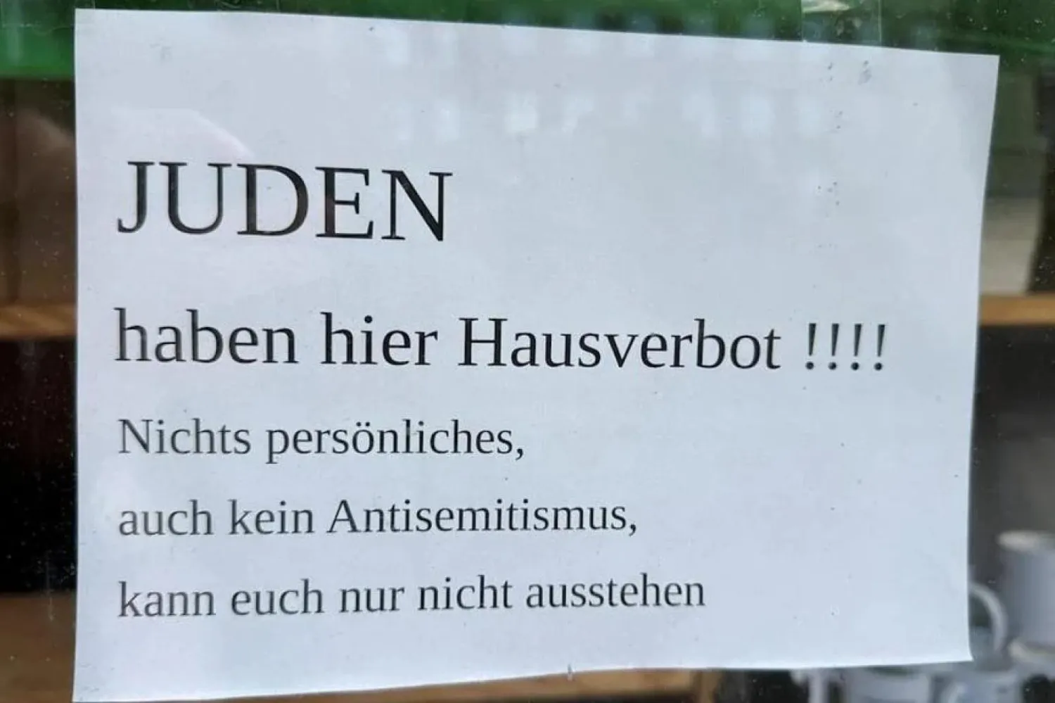 Tepki çeken notu yazan dükkan sahibinin, "Ne sağcıyım ne de solcu" dediği aktarıldı (Twitter/@HeidiBachram)