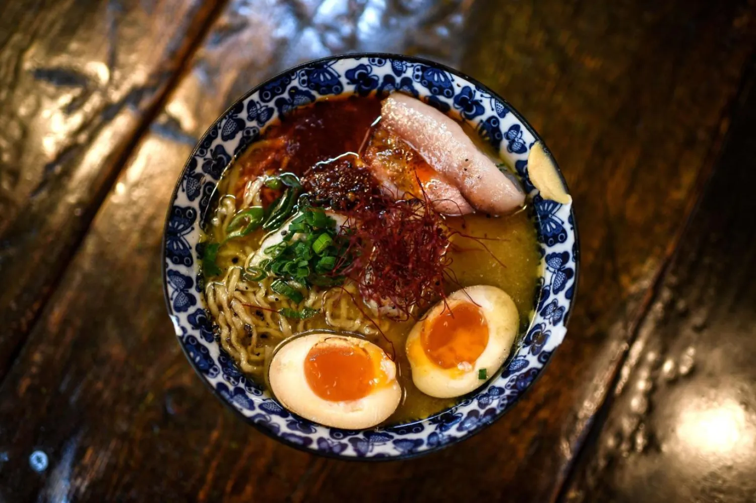 Kodawari Tsukiji ramen restoranında yemek yiyen müşterilere servis edilmeye hazır bir kase (AFP)