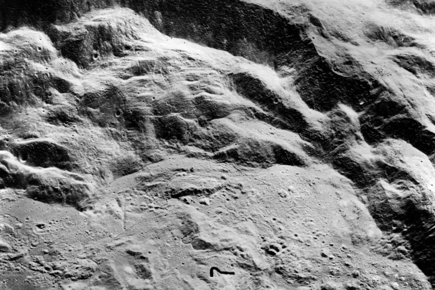 10 Temmuz 1972'de Apollo 16'nın yakaladığı Ay'ın yakın çekim fotoğrafı (NASA)