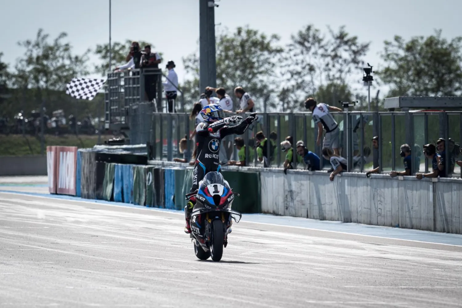 Toprak Razgatlıoğlu, WorldSBK'de kötü başladığı sezonda harika bir seri yakalayarak liderliği aldı (X/@BMWMotorradMoSp)