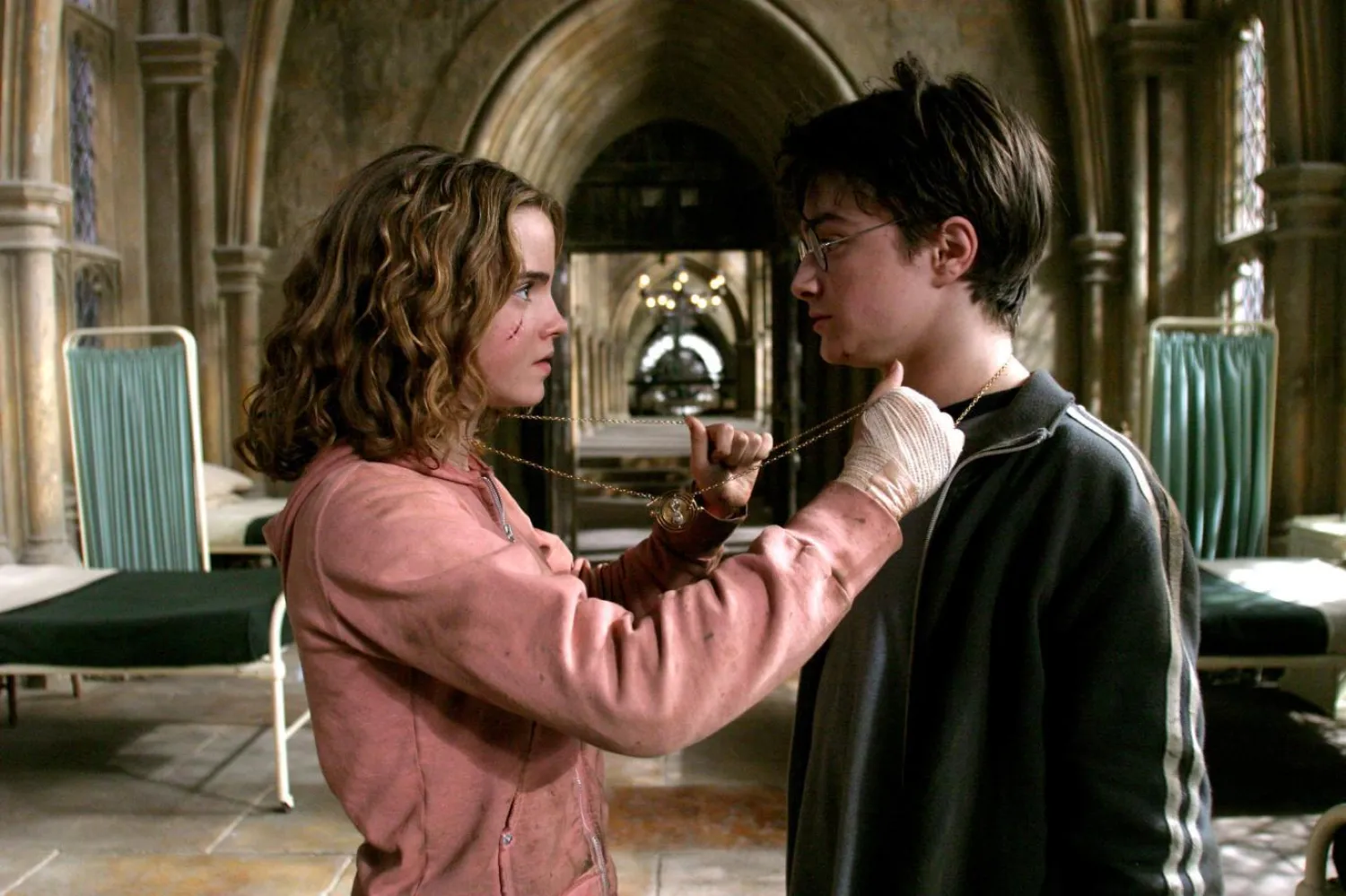 Emma Watson'ın canlandırdığı Hermione Granger ve Daniel Radcliffe'in oynadığı Harry Potter büyücülük dünyasının kaderini değiştirmişti (Warner Bros)