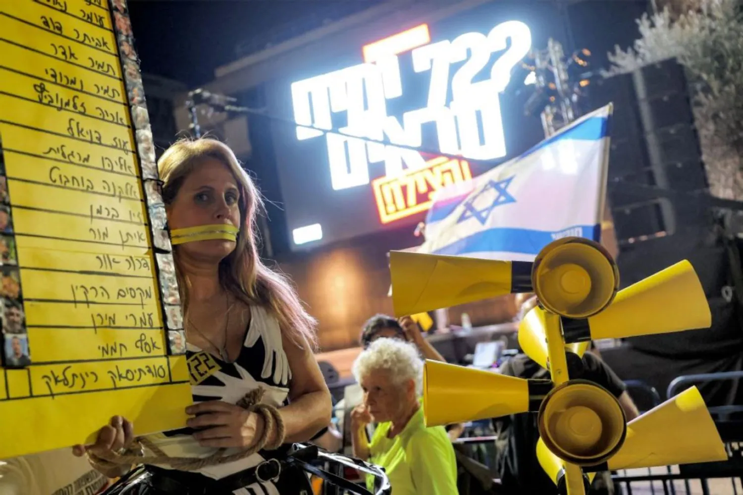 7 Ekim 2023'te rehin alınan 251 kişiden 48'inin hâlâ Gazze'de tutulması, İsrail meydanlarında her hafta protesto ediliyor (AFP)