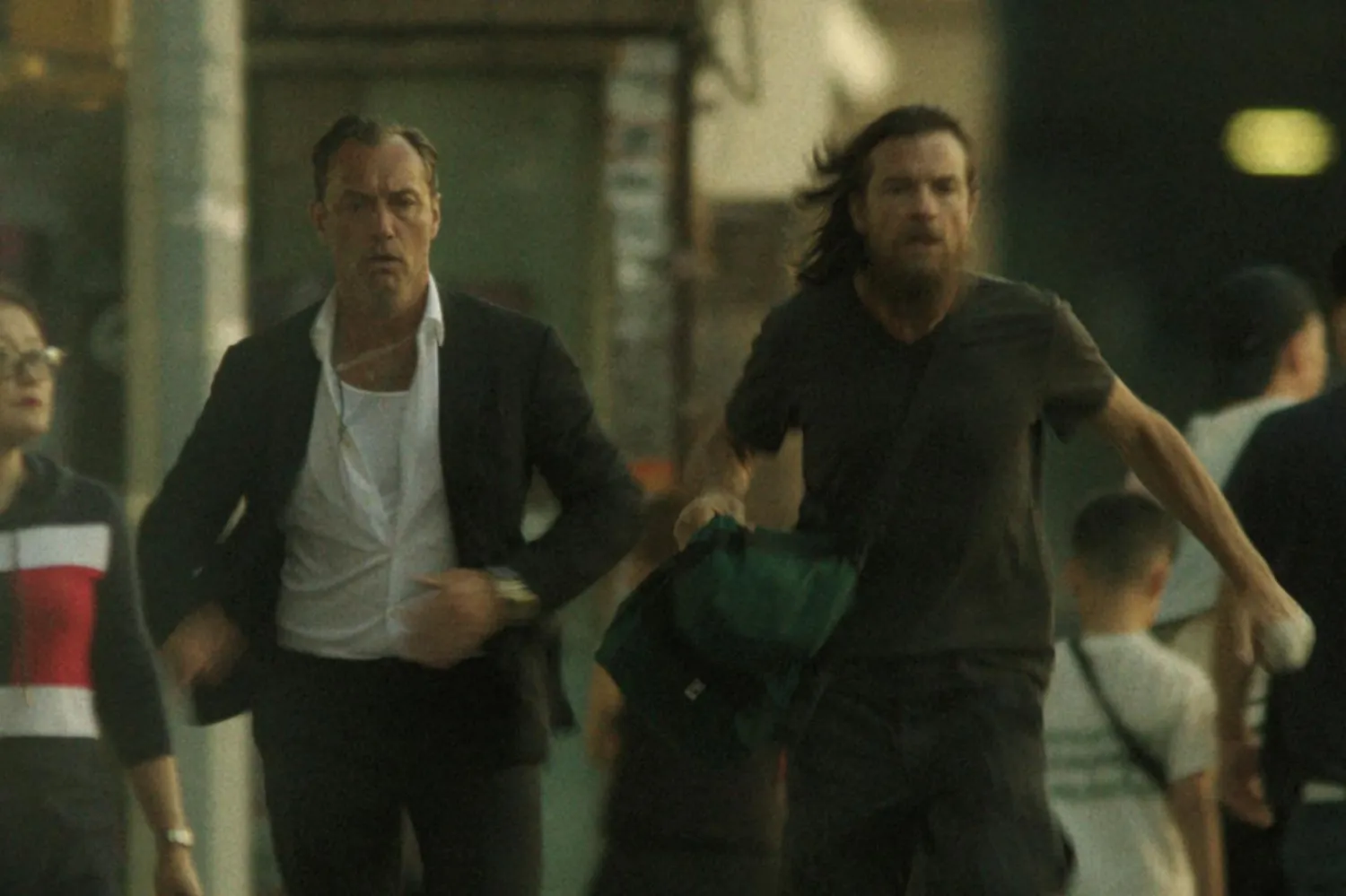 Black Rabbit'te Emmy ödüllü Jason Bateman (sağda) ve Oscar adayı Jude Law (solda), iki kardeşi canlandırıyor (Netflix)  