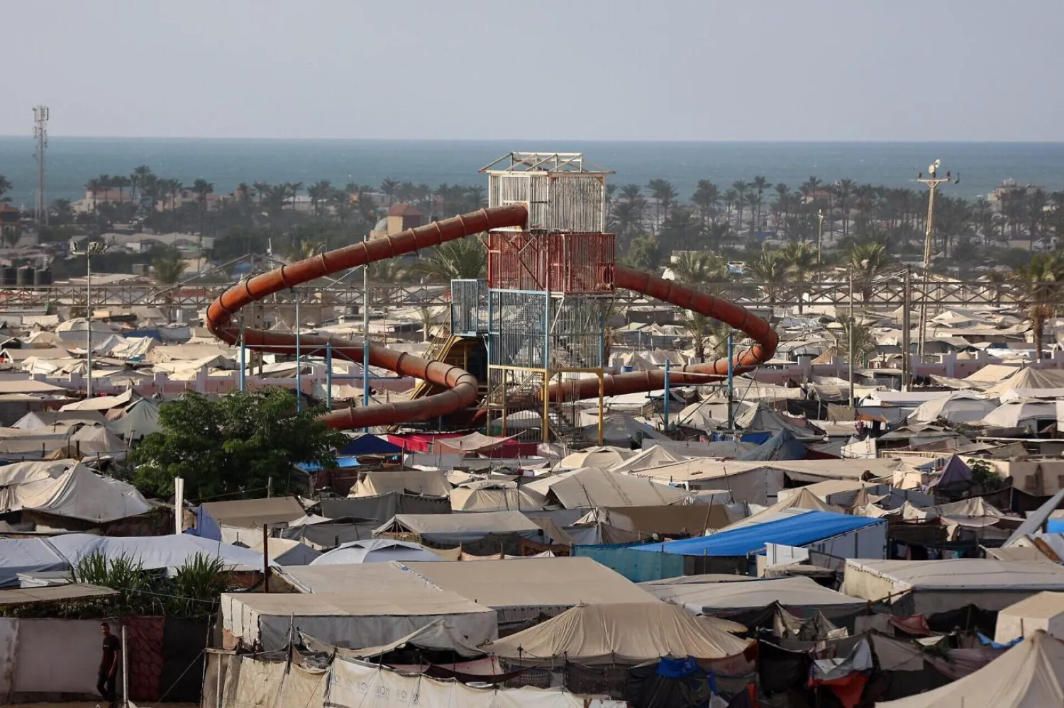 İsrail ordusunun, çoğu çocuk ve kadın en az 65 bin 500 kişiyi öldürdüğü Gazze'de, Han Yunus şehrindeki lunapark binlerce çadırla doldu (AFP)