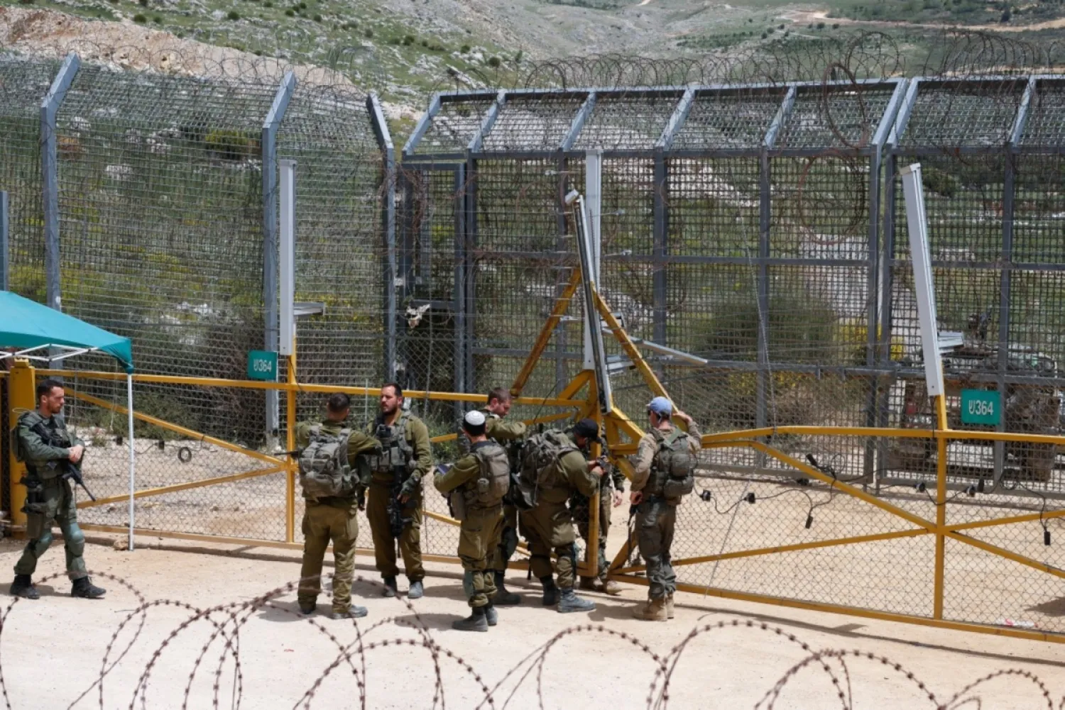 İsrail tarafından ilhak edilen Golan Tepeleri'ndeki Mecdel Şems köyünde, sınır noktası yakınında düzenlenen bir Dürzi gösterisi sırasında İsrail güçleri, 30 Nisan (AFP)