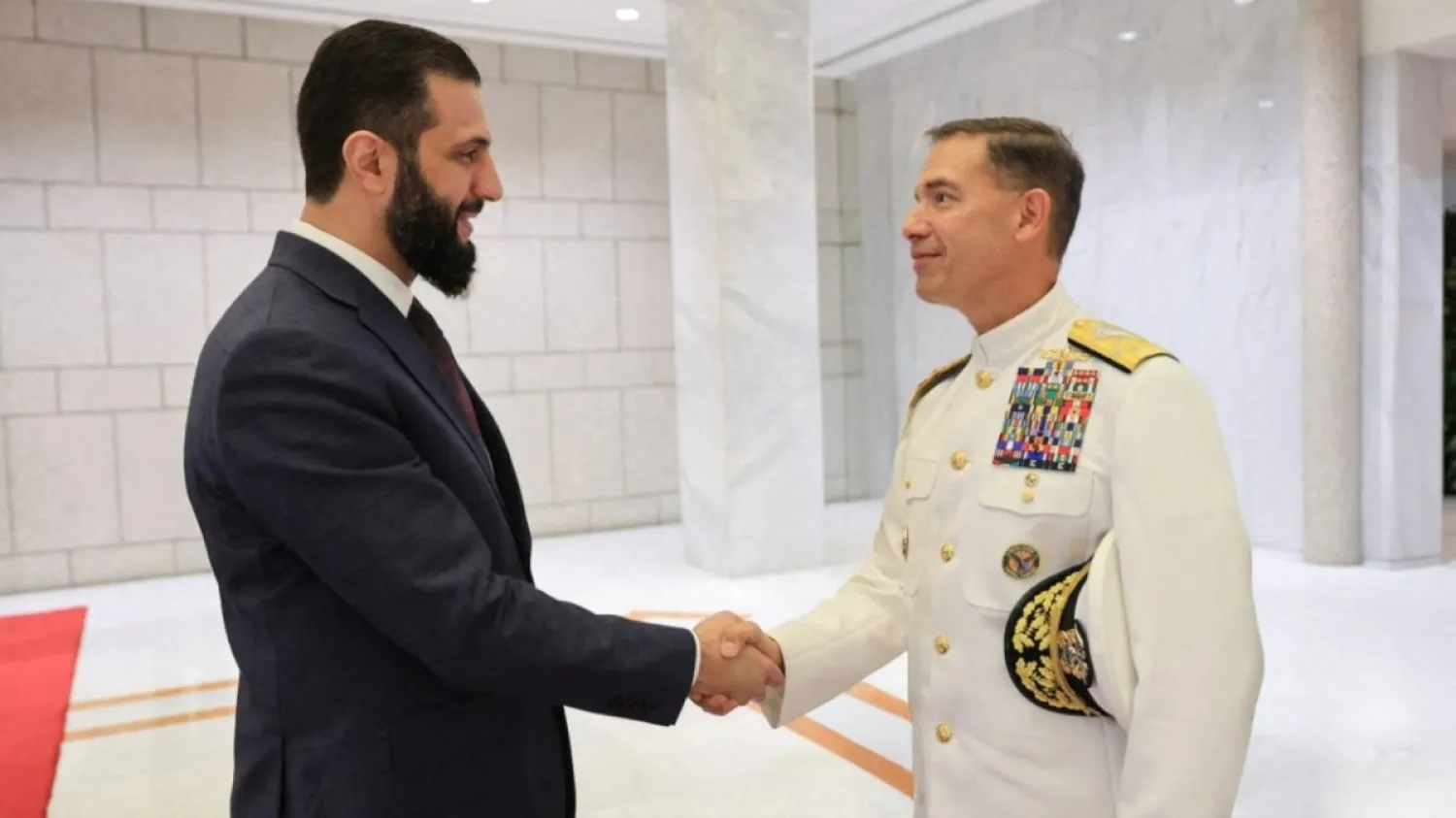 Suriye Devlet Başkanı Ahmed eş-Şara ve ABD Merkez Kuvvetler (CENTCOM) Komutanı Amiral Brad Cooper, Suriye'nin başkenti Şam'da yaptıkları görüşme öncesinde, 12 Eylül 2025 (AFP)