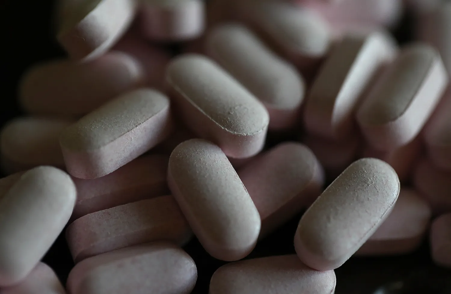 قد يعتقد البعض أن إضافة مكمل غذائي قد توفر حماية إضافية للقلب (أ.ف.ب)