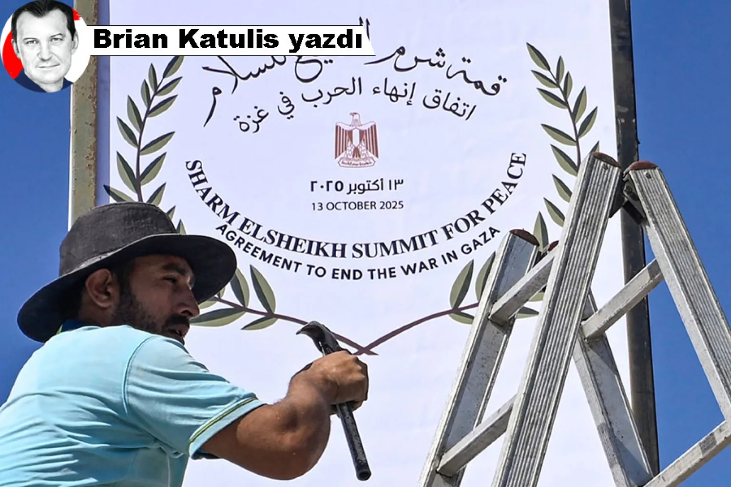 Şarm eş-Şeyh’teki bir caddeye ‘Şarm eş-Şeyh Barış Zirvesi – Gazze'deki Savaşı Sonlandırma Anlaşması’ yazılı pankart asan Mısırlı bir işçi, 12 Ekim 2025 (AFP)