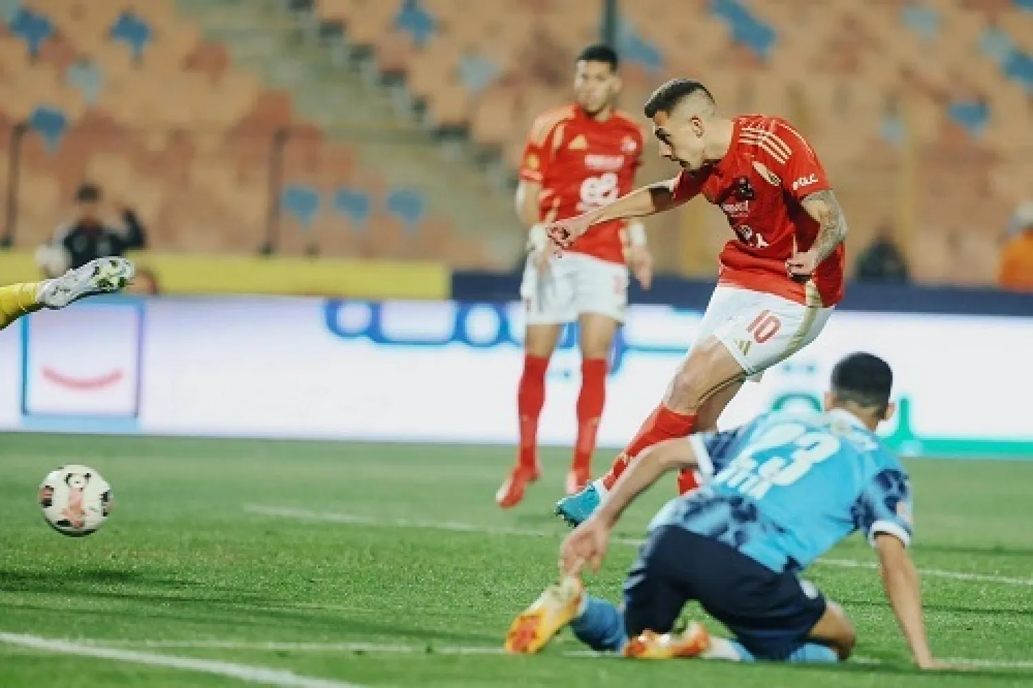 الحكم طرد المهاجم نيتس غراديشار في الدقيقة 16 (الأهلي المصري)