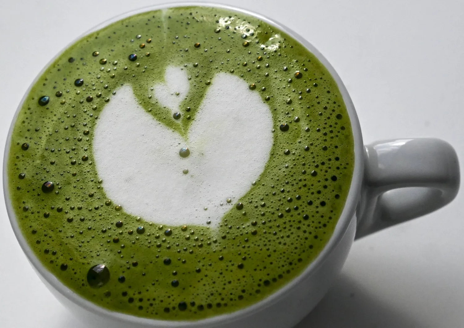 يحتوي الماتشا على تركيز عالٍ من الفلافونويدات وهي التي تمنحه خصائصه المضادة للأكسدة (رويترز)