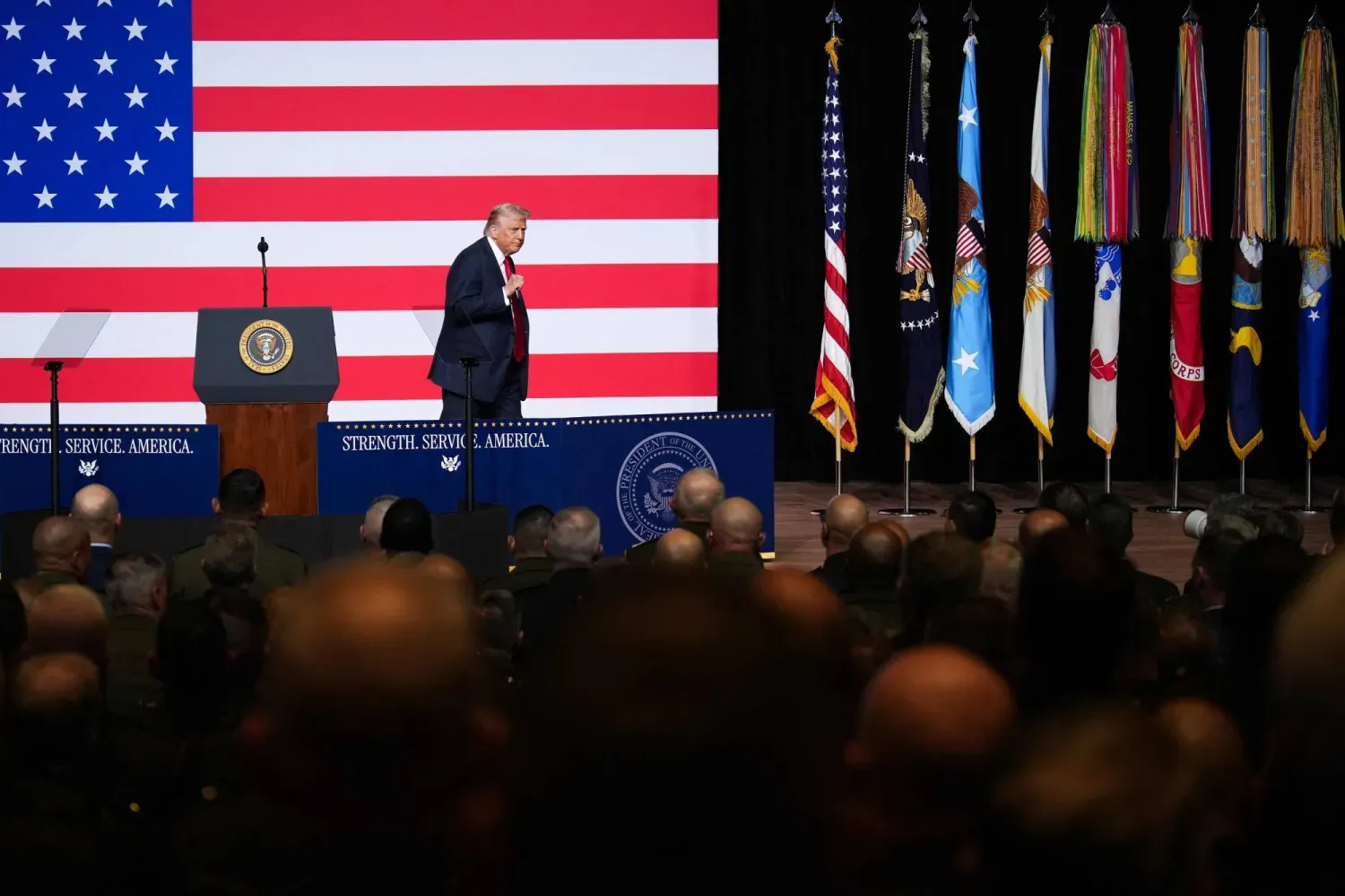 ABD Başkanı Donald Trump, dün Virginia'daki Quantico Deniz Piyadeleri Üssü'nde üst düzey askeri liderlere hitap ettikten sonra (AFP)