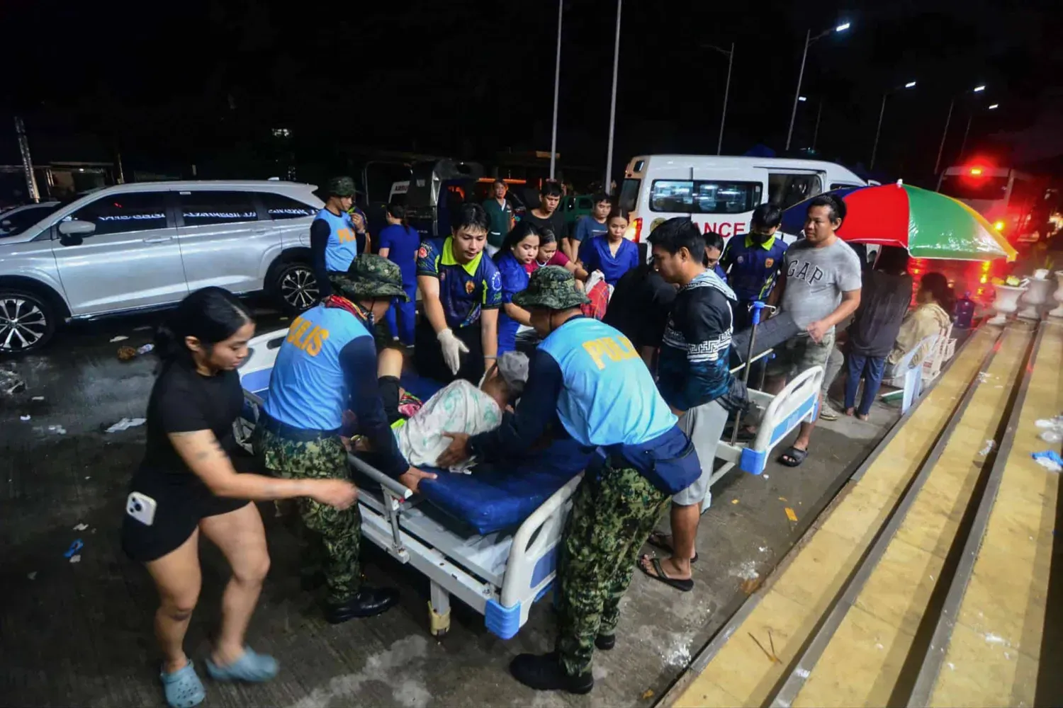 Filipinler'in orta kesiminde Cebu eyaletine bağlı Bogo şehrinde meydana gelen 6,9 büyüklüğündeki depremin ardından polis, yaralı vatandaşların hastaneye kaldırılmasına yardımcı oluyor. (AFP)
