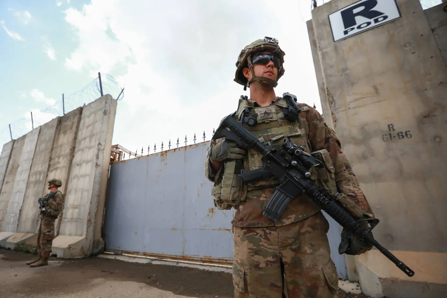 29 March 2020, Iraq, Kirkuk: Armed US soldiers guard the K1 military base during the signing of a contract for the withdrawal of American forces. (dpa)