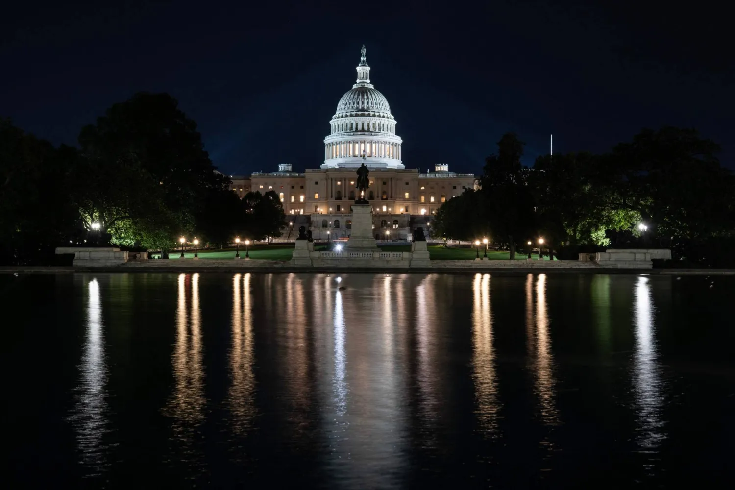 مبنى «الكابيتول» الأميركي مُضاءً قبل ساعات من بدء سريان الإغلاق الجزئي للحكومة (أ.ف.ب)