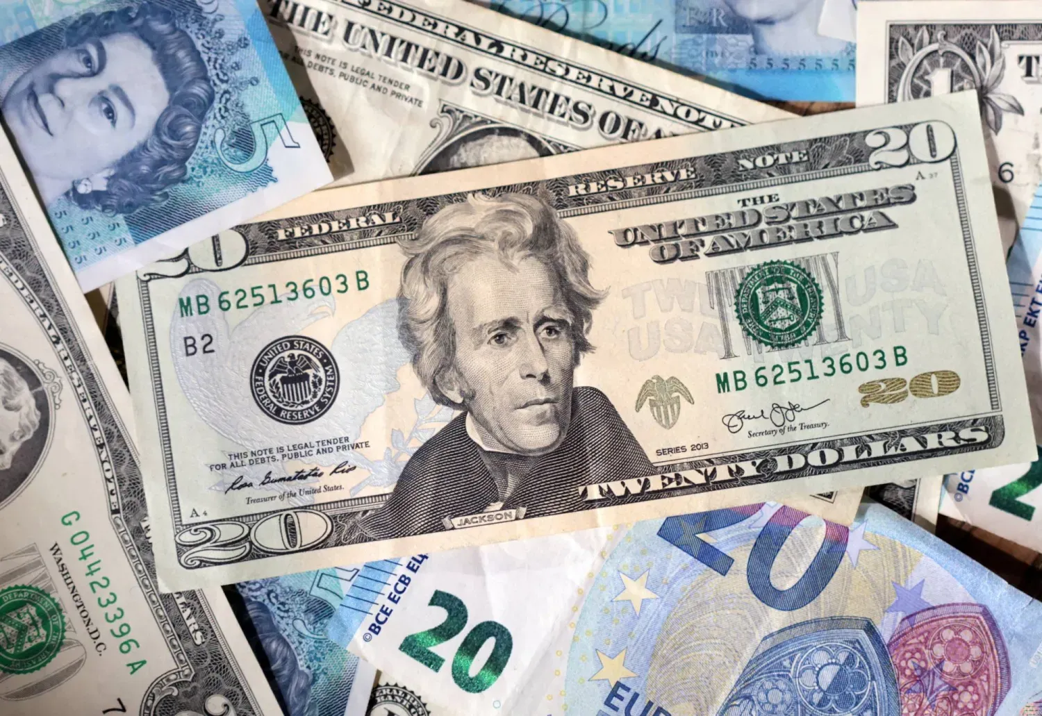 ABD doları, euro ve İngiliz sterlini banknotları (Reuters)