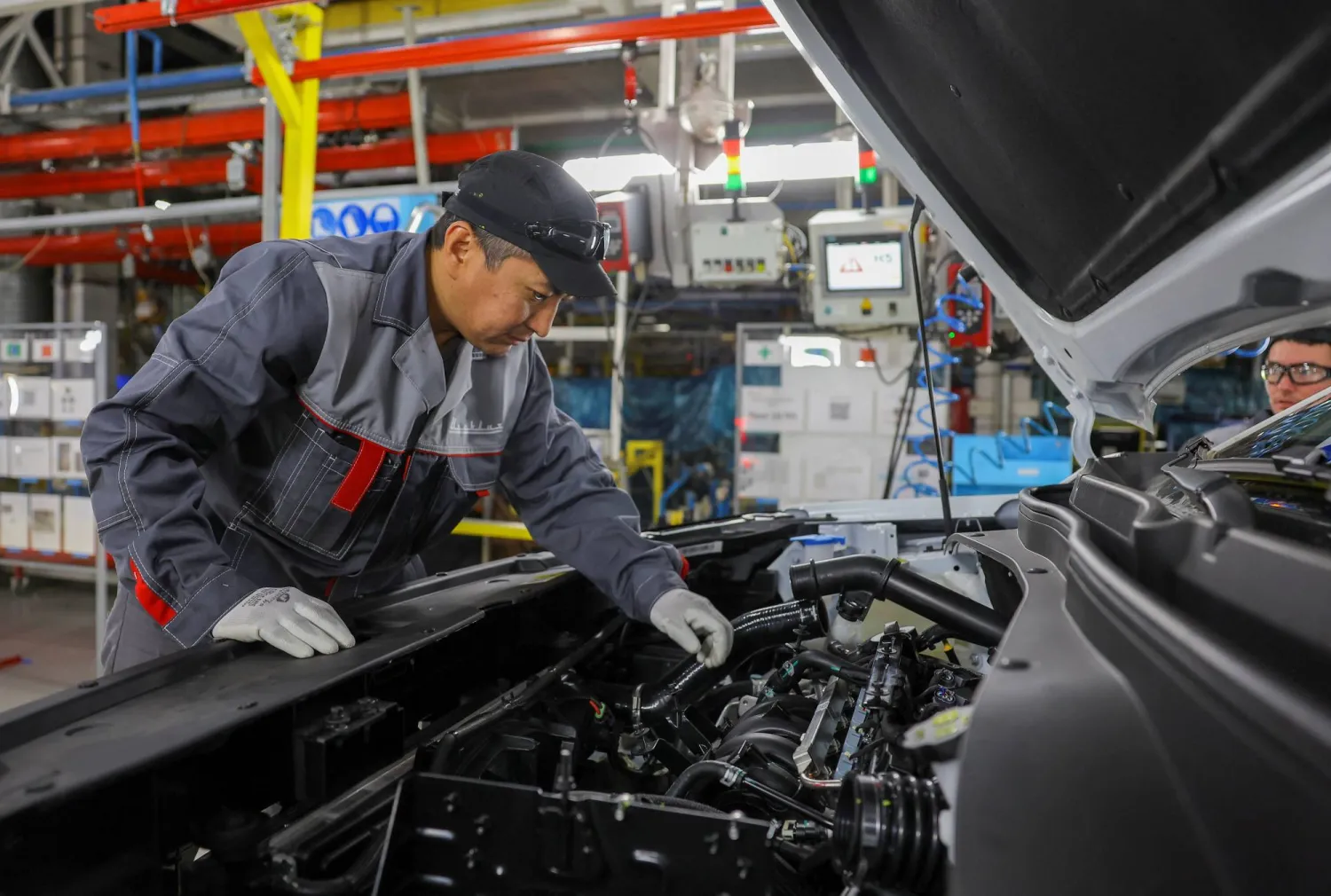 يعمل الموظفون على خط التجميع بمصنع السيارات الروسي «موسكفيتش» في موسكو (رويترز)