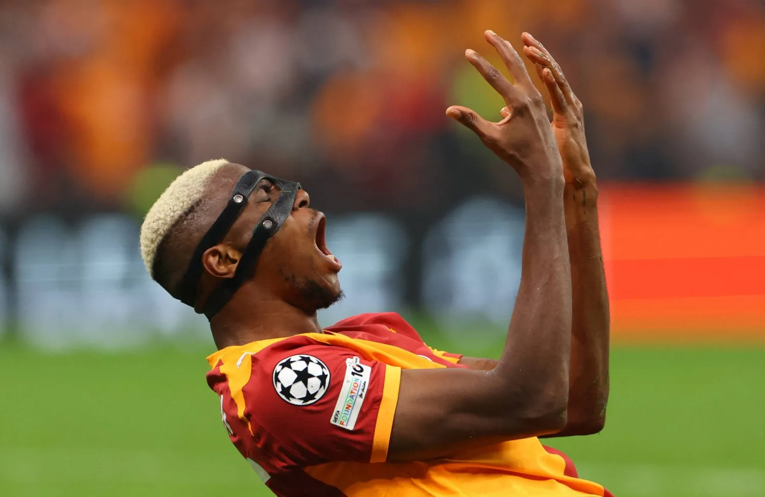 فيكتور أوسيمين يحتفل بهدفه في ليفربول (رويترز)