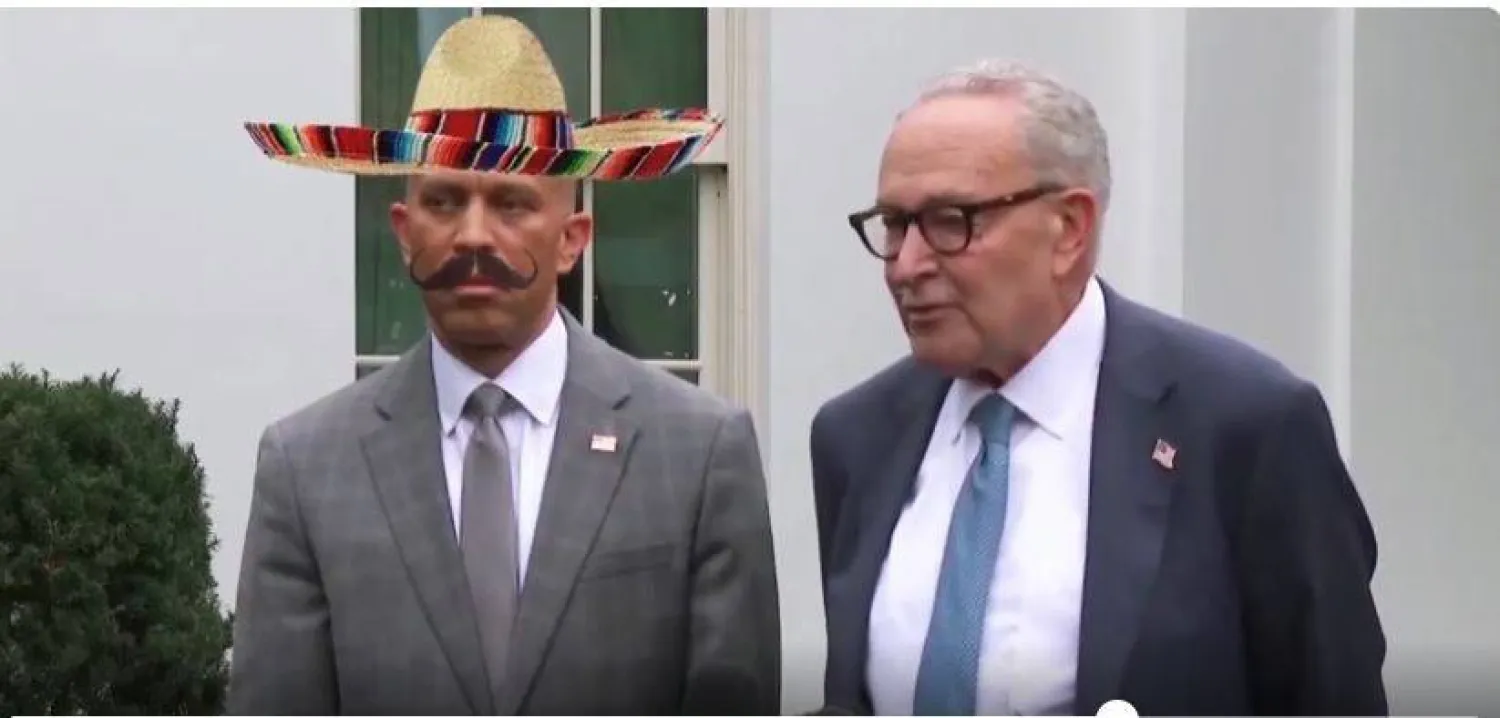 زعيم الأقلية في مجلس الشيوخ تشاك شومر (يمين) وزعيم الأقلية في مجلس النواب حكيم جيفريز كما ظهرا في الفيديو الذي نشره الرئيس الأميركي دونالد ترمب عبر «تروث سوشيال»