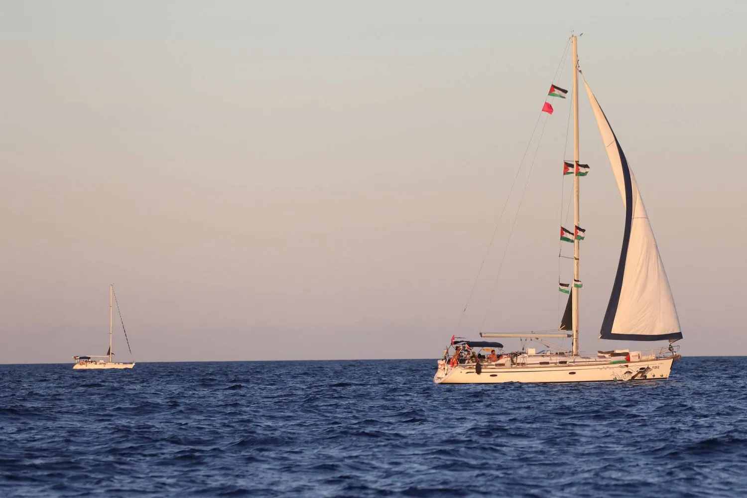 جزء من أسطول «الصمود» العالمي الذي يهدف إلى الوصول لغزة وكسر الحصار البحري الإسرائيلي يظهر قبالة جزيرة كريت في اليونان (رويترز)