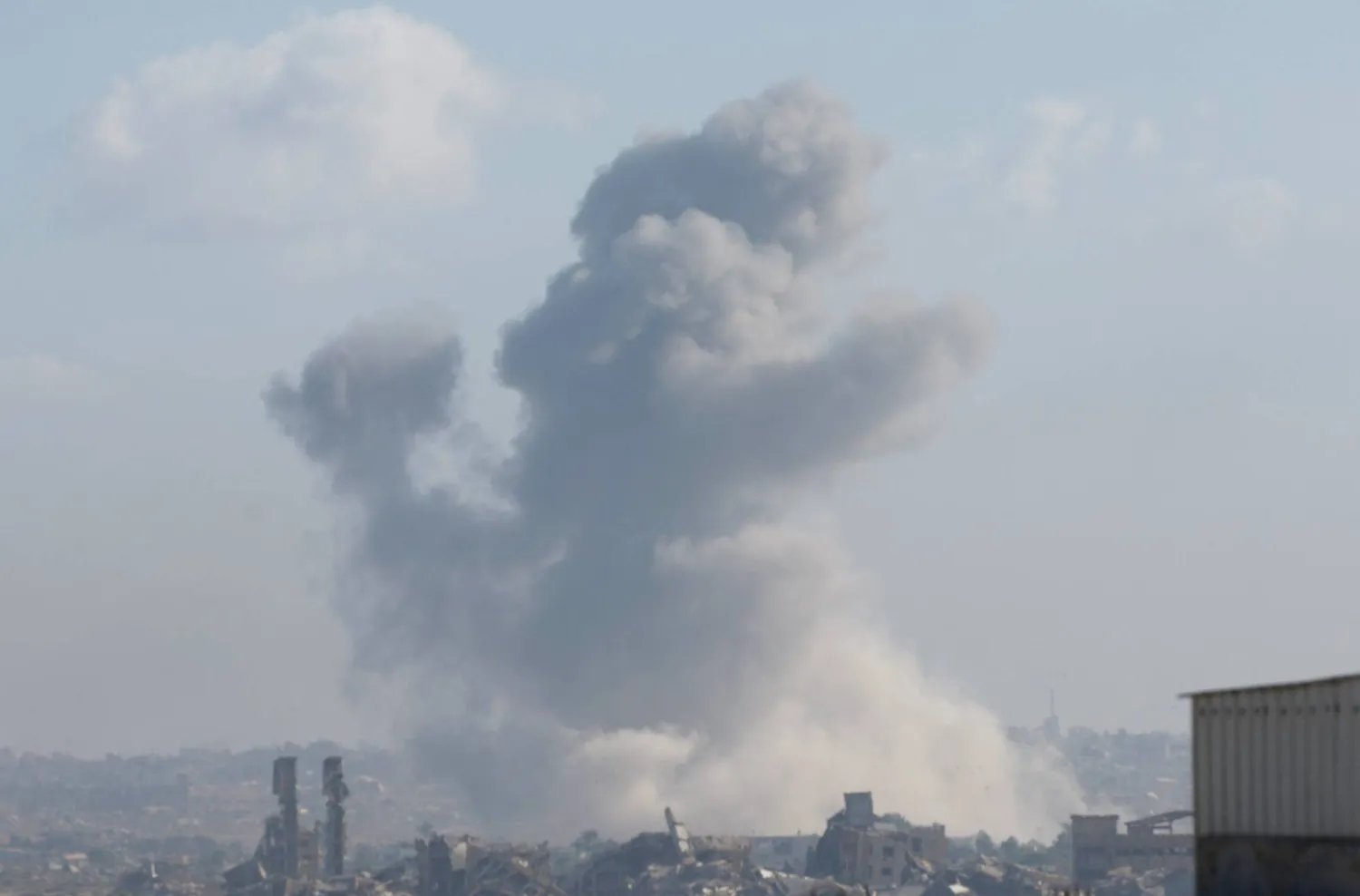 تصاعد الدخان خلال عملية عسكرية إسرائيلية في مدينة غزة (رويترز)