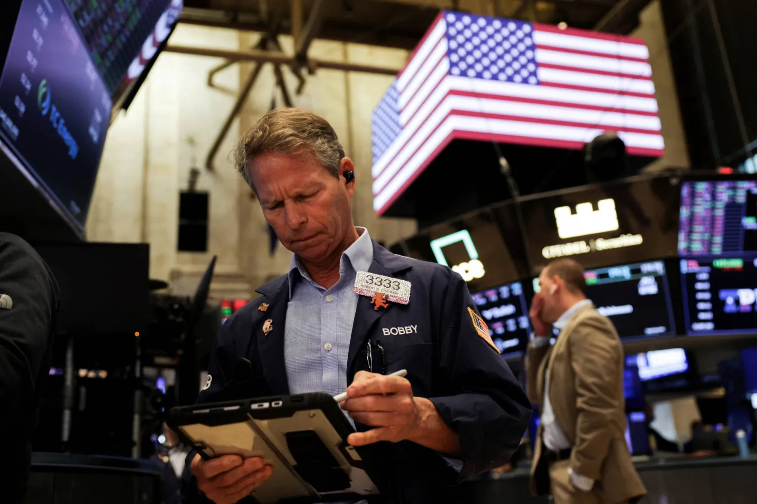 متداول ببورصة نيويورك (رويترز)