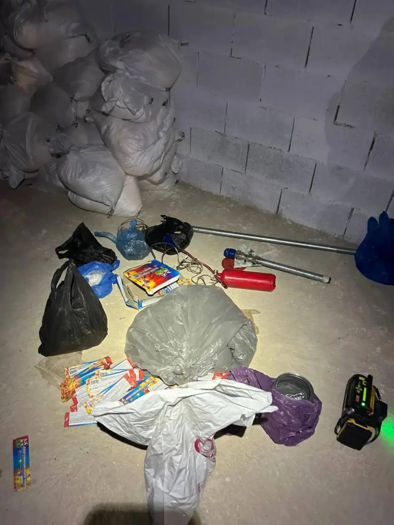 صورة نشرتها الشرطة الإسرائيلية لما قالت إنه صواريخ ومتفجرات وأدوات عثر عليها في رام الله