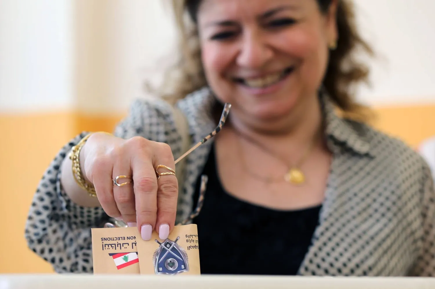 لبنانية تدلي بصوتها في الانتخابات البلدية والاختيارية بمدينة بيروت في مايو الماضي (أرشيفية - إ.ب.أ)