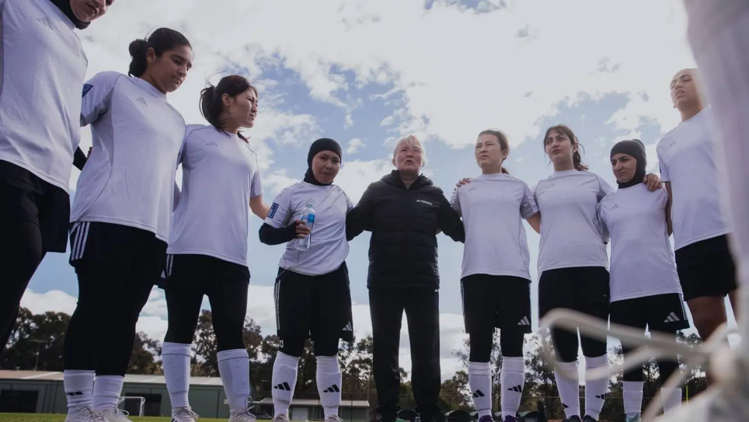 جانب من لاعبات منتخب اللاجئات الأفغانيات قبل بدء التدريبات (فيفا)