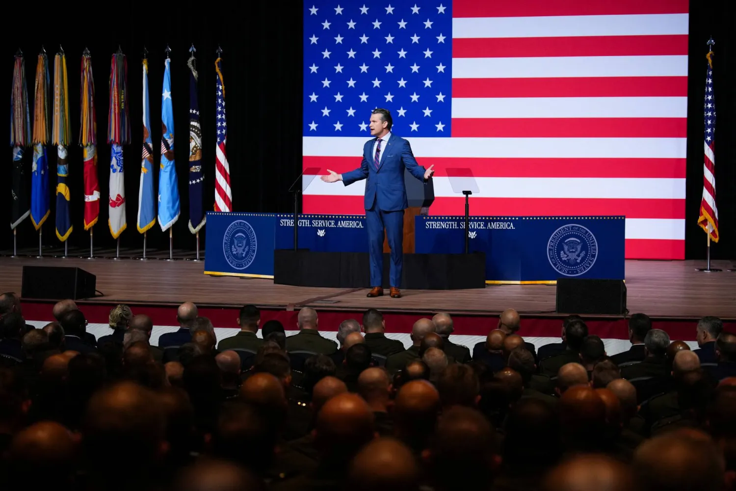 وزير الدفاع الأميركي بيت هيغسيث يلتقي القيادات العسكرية العليا الأميركية بقاعدة مشاة البحرية «كوانتيكو» في ولاية فيرجينيا بالولايات المتحدة يوم 30 سبتمبر 2025 (رويترز)