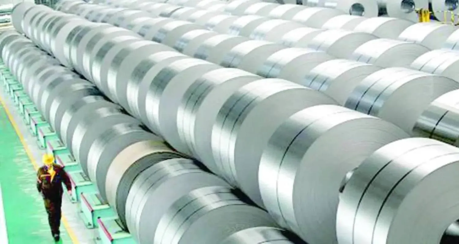 لفائف من الحديد الصلب بأحد المصانع (رويترز)