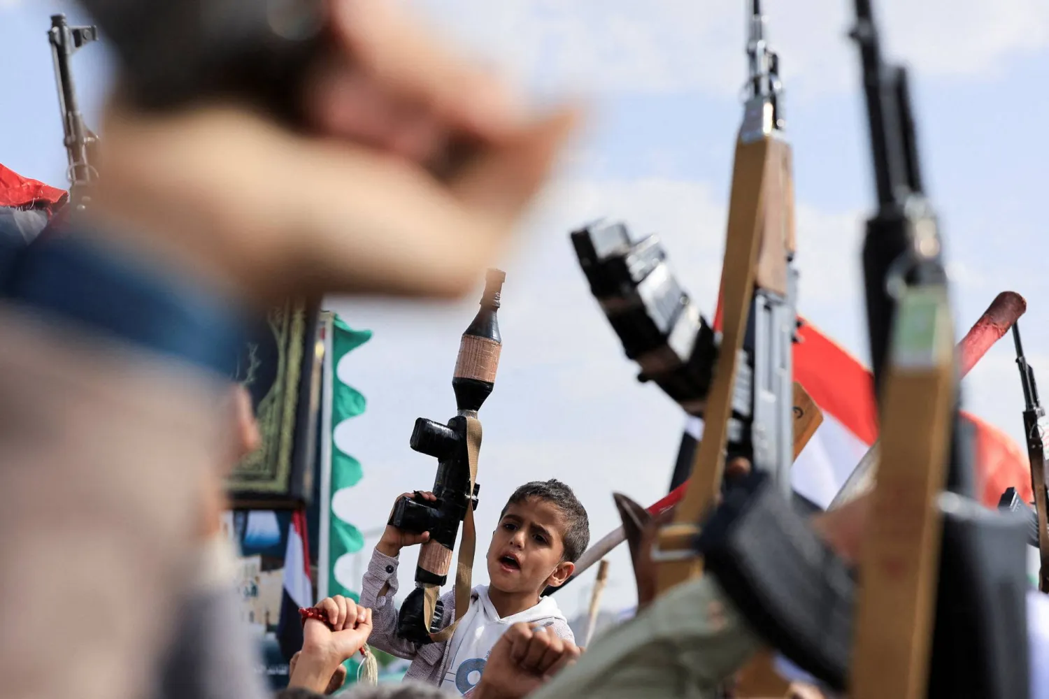 الحوثيون يبددون مليارات الريالات اليمنية على مناسبات التعبئة والحشد (رويترز)