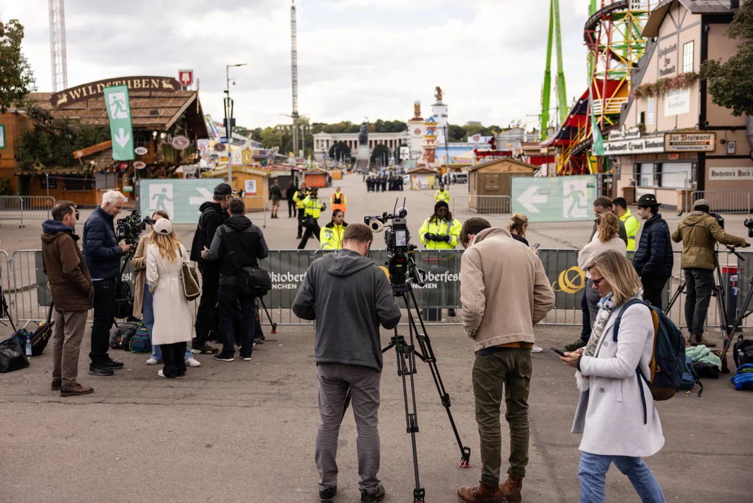 صحافيون في موقع مهرجان «أكتوبرفست» في ميونيخ بألمانيا 1 أكتوبر 2025 بعد إغلاق موقت للمهرجان (إ.ب.أ)