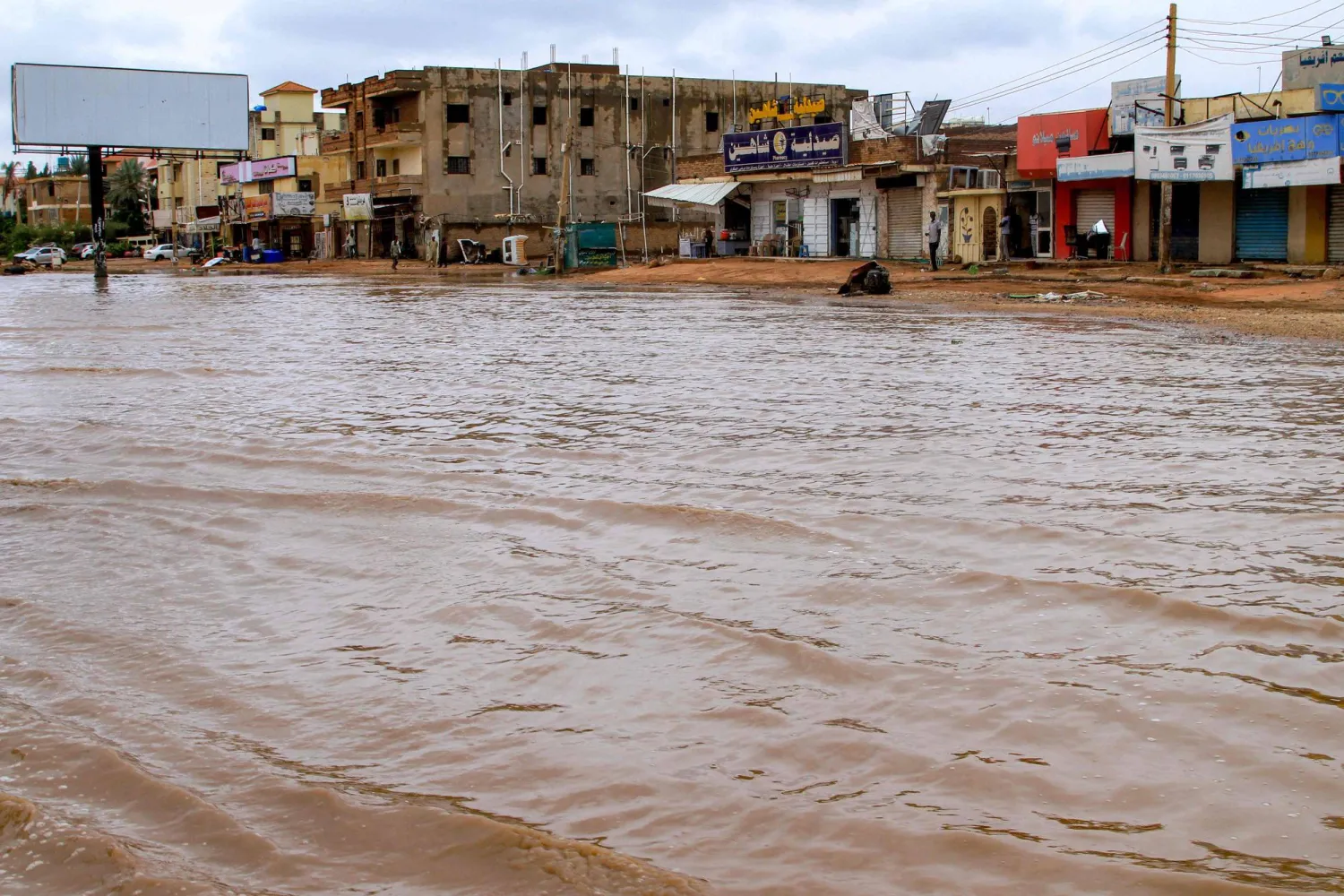 مياه الأمطار الغزيرة تغمر شارعاً في العاصمة السودانية الخرطوم في أغسطس الماضي (أ.ف.ب)
