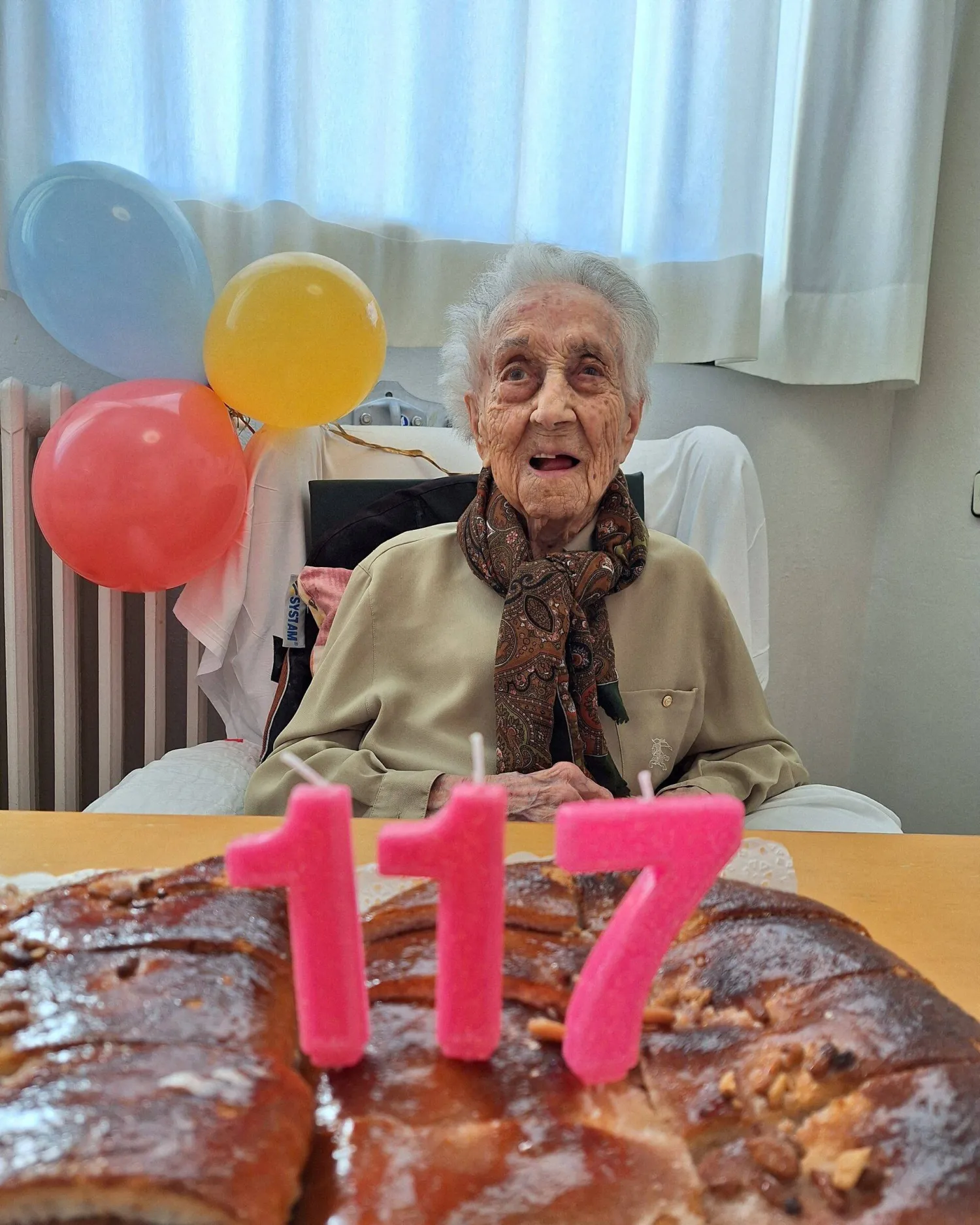 ماريا برانياس أكبر امرأة معمرة في العالم آنذاك تقف أمام كعكة عيد ميلاد أثناء احتفالها بعيد ميلادها الـ117 بدار رعاية بجيرونا بإسبانيا (رويترز)