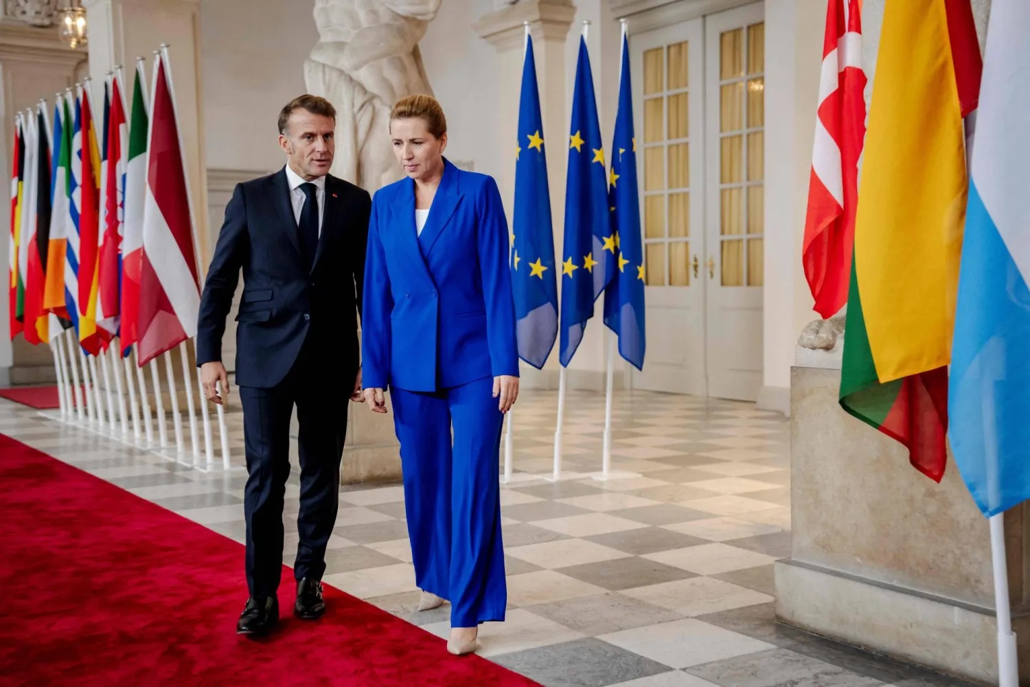 رئيسة وزراء الدنمارك ميته فريدريكسن ترحب الأربعاء بالرئيس الفرنسي إيمانويل ماكرون في كوبنهاغن بمناسبة القمة الأوروبية (أ.ف.ب)