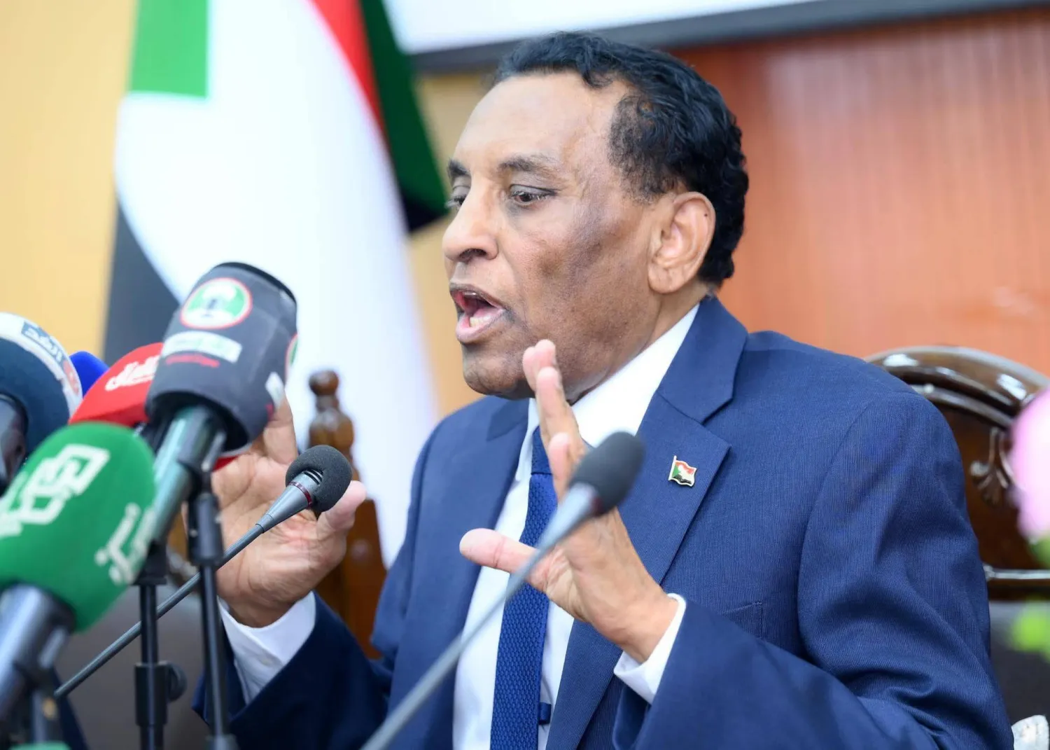 رئيس الوزراء السوداني متحدثاً في المؤتمر الصحافي بمدينة بورتسودان (وكالة السودان للأنباء)