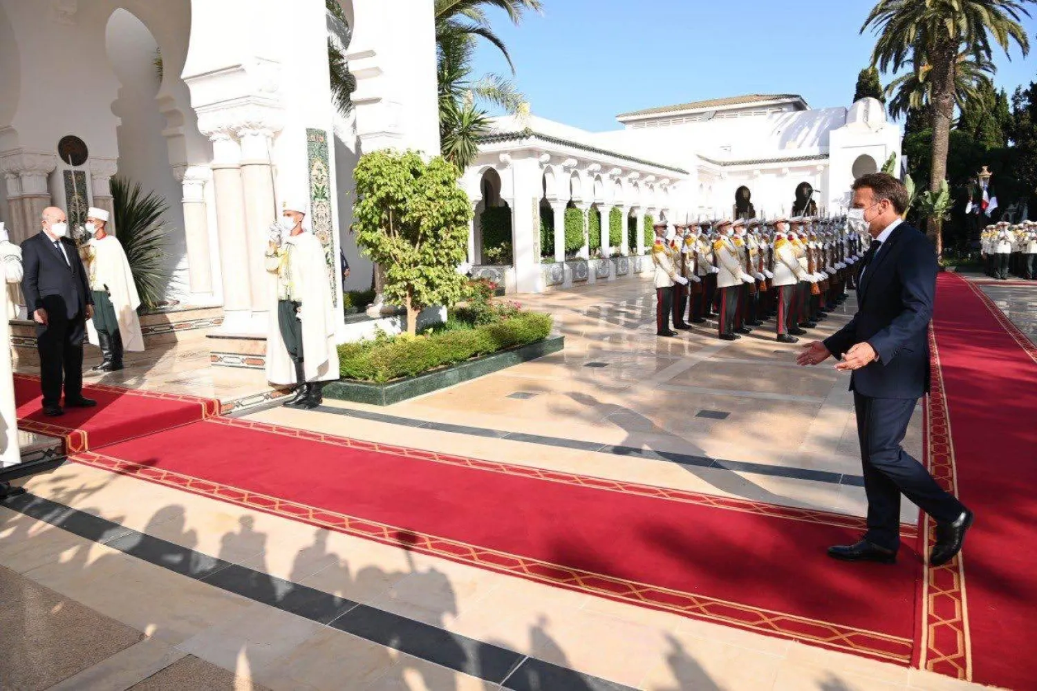 الرئيس الجزائري مستقبلاً الرئيس الفرنسي عام 2022 (الرئاسة الجزائرية)