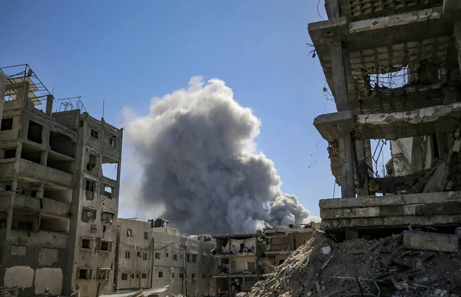 سحابة من الدخان إثر ضربة جوية إسرائيلية بمدينة غزة يوم الأربعاء (إ.ب.أ)