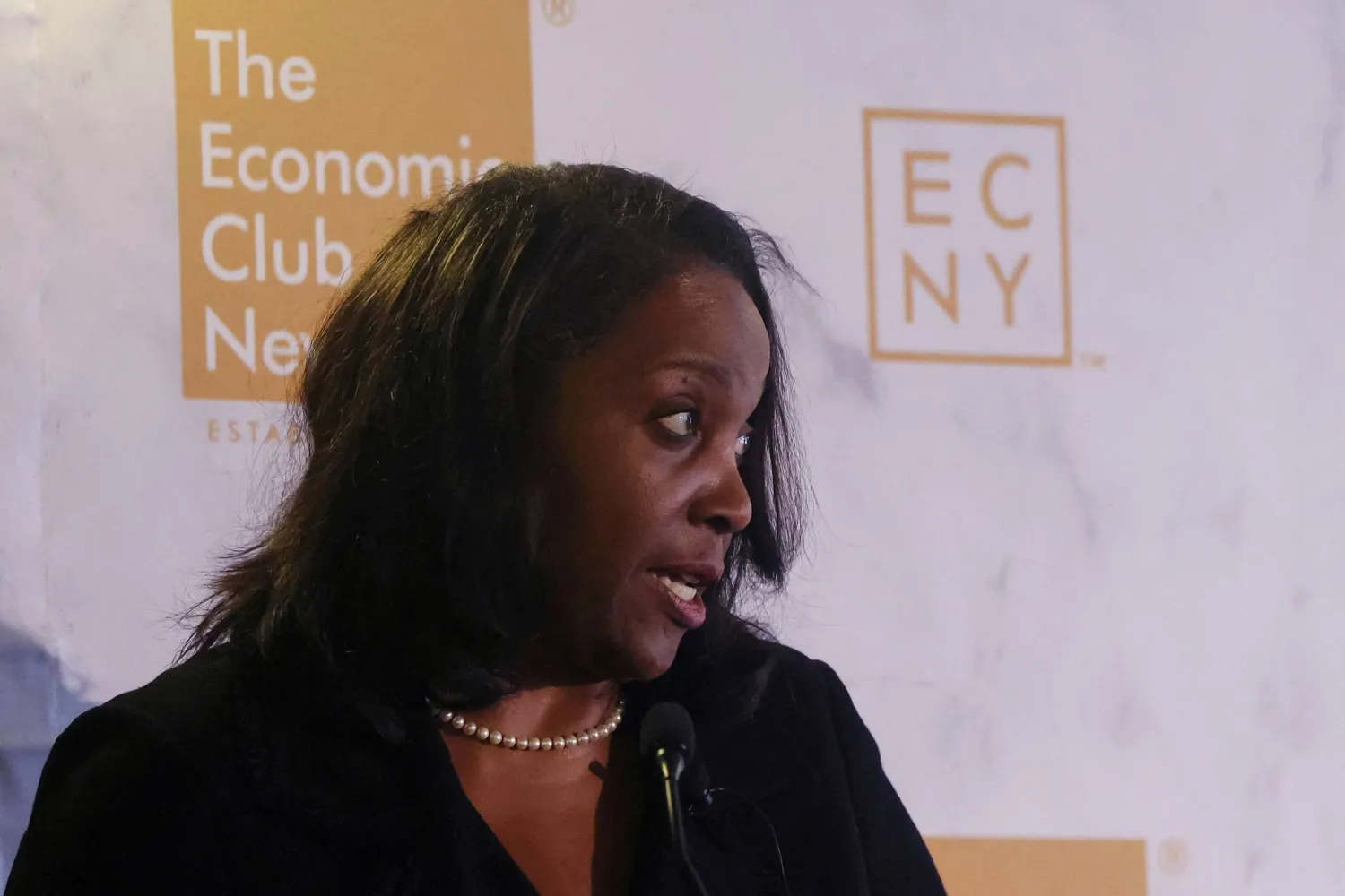 محافظة «الاحتياطي الفيدرالي» ليزا كوك تتحدث في النادي الاقتصادي بمدينة نيويورك (رويترز)